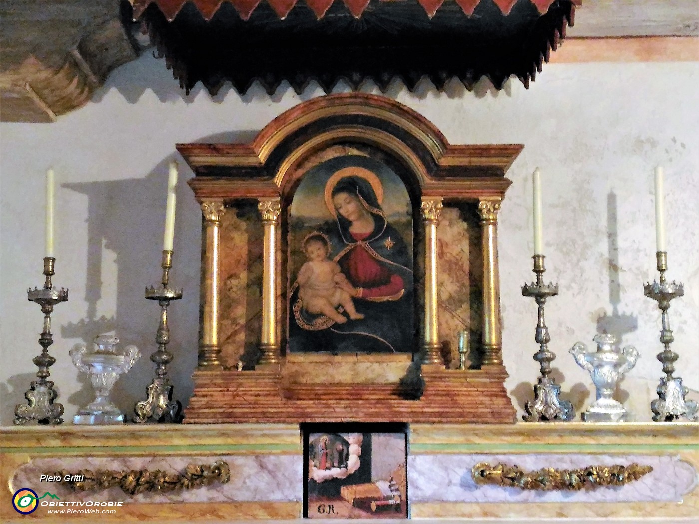 39 Altare in cappella tra chiesa superiore e inferiore.jpg